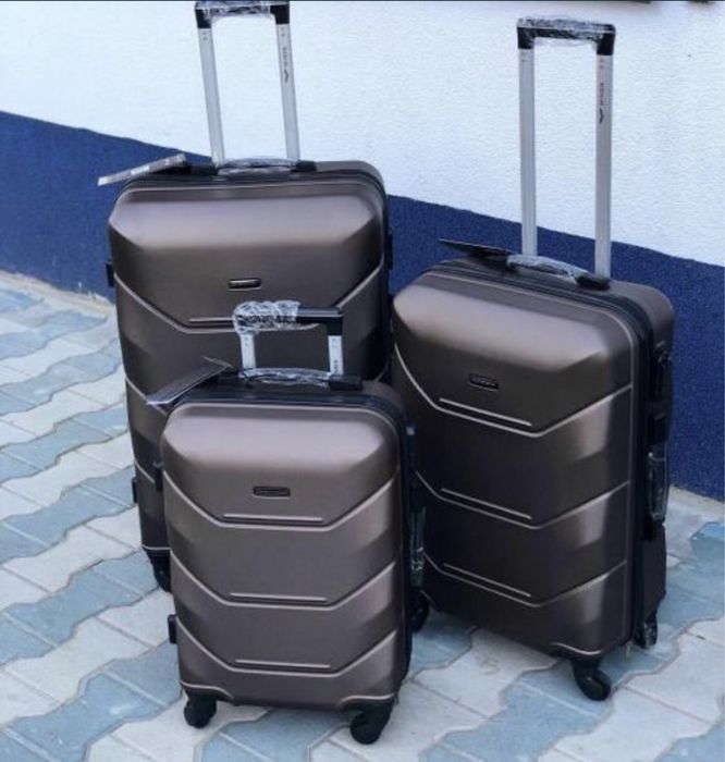 Чемодан дорожный валіза на 4 колес Нова Нові