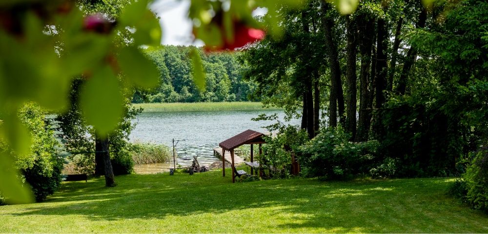 Domek nad jeziorem z własnym brzegiem/plażą