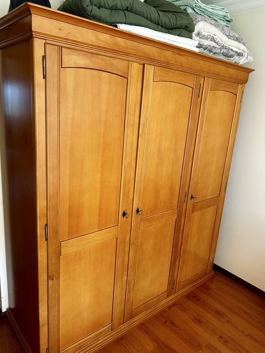 Quarto completo (cama solteiro, armario, mesa de cabeceira, comoda)