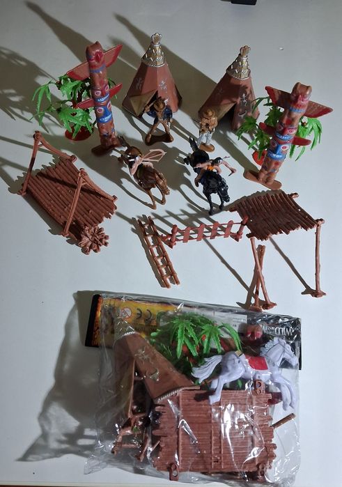 Bonecos antigos índios e cowboys e acessórios, cavalos