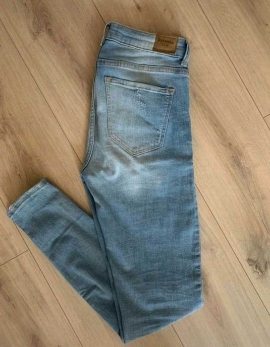 Jeansy rurki Bershka z wysokim stanem