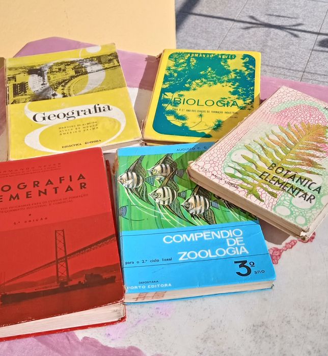5 livros antigos (zoologia, botânica, 2 de geografia  e biologia)