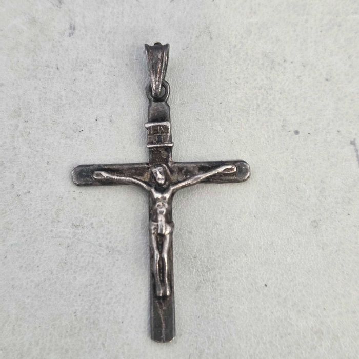 Sprzedam stary srebrny  krzyżyk z wizerunkiem Jezusa Chrystusa