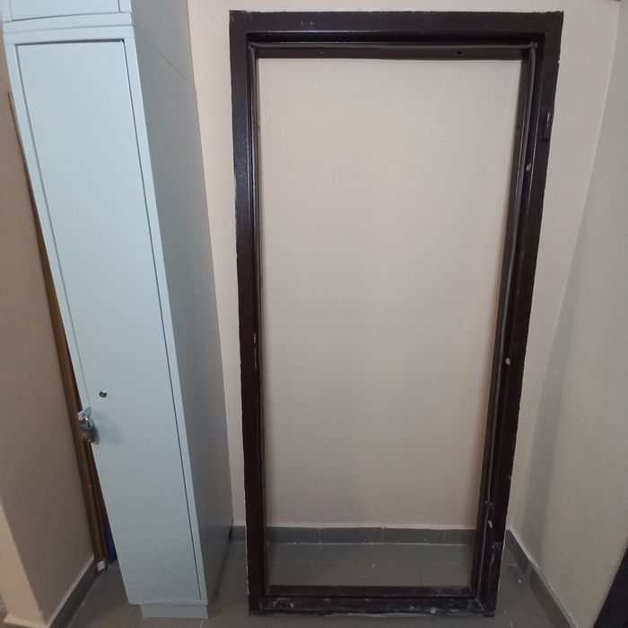 Продам вхідні двері від забудовника з замком та 5 ключів до нього.