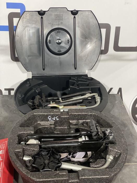 Органайзер під запаску шкода фабія гольф плюс домкрат набір інструмент