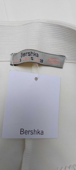 Kremowe spodnie 3/4 BERSHKA, R. S