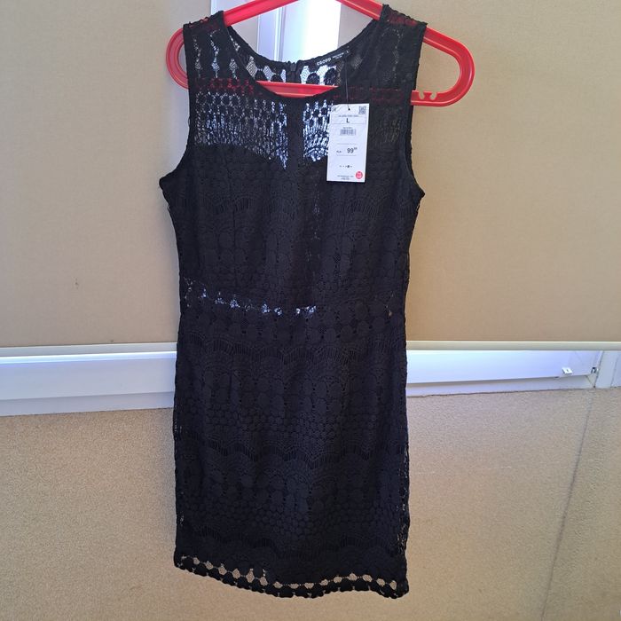 Koronkowa czarna mini sukienka L Cropp