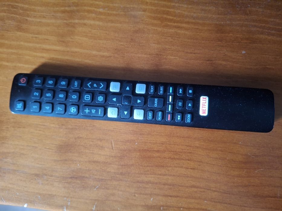 Smart TV TCL com comando e suporte para parede