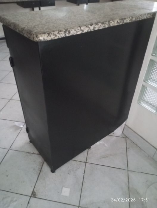 Balcão e artigos para cabeleireiro ou estética