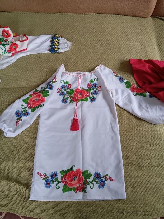 Вишиваночки,сукні,є ручна робота вишивка стрічкою..