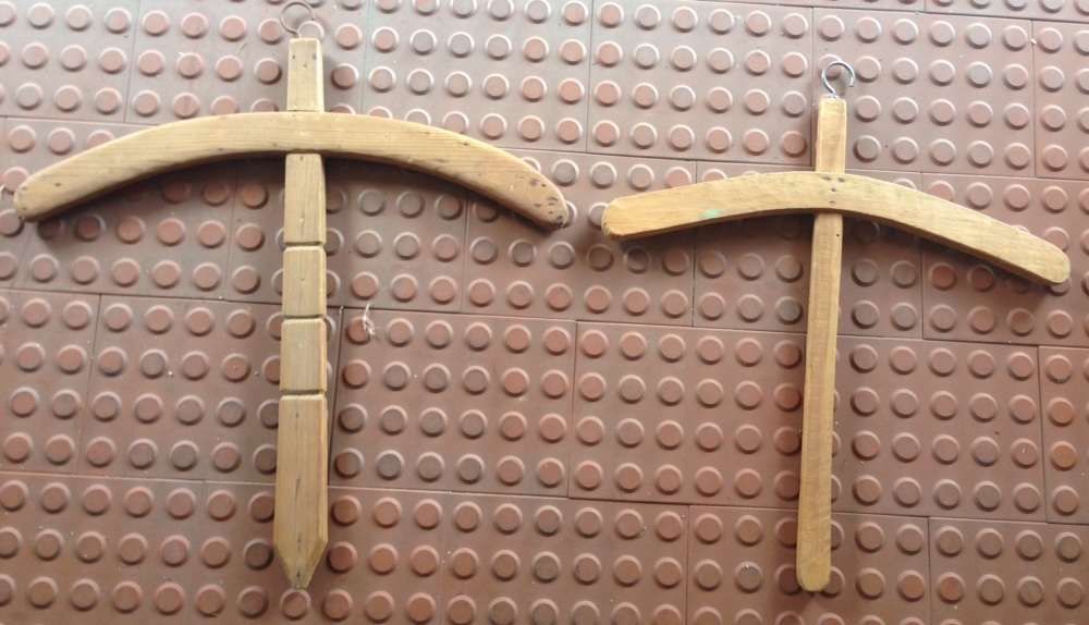 Vendo cabides vintage antigos em madeira/ cruzetas