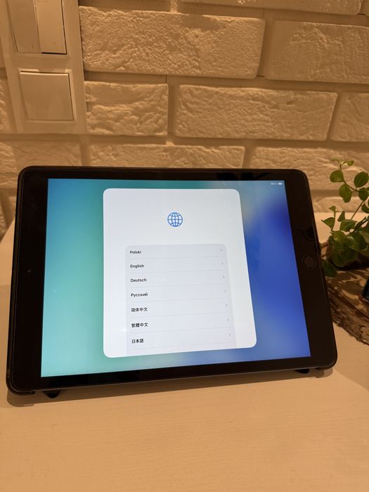 iPad 8 generacji z etui, pudełkiem i ładowarką