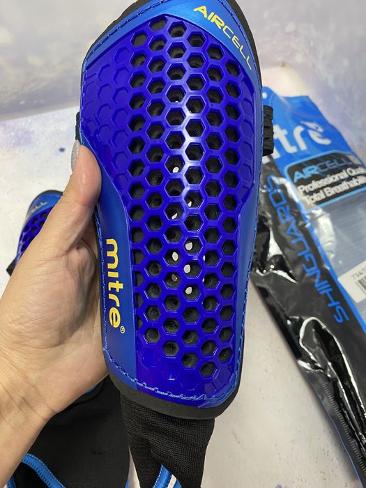 Спортивні речі футбольні щитки Mitre, наколінники, рукавички