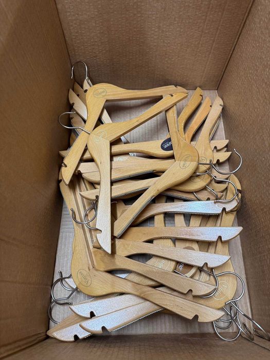 Cabides de madeira, de metal e mistos