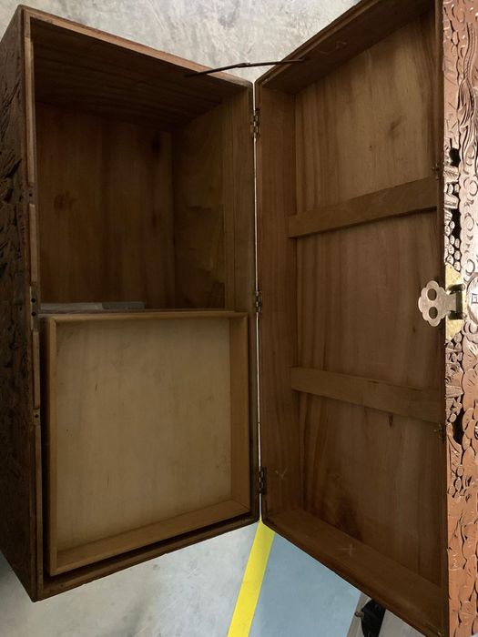 Baú Africano trabalhado á mão