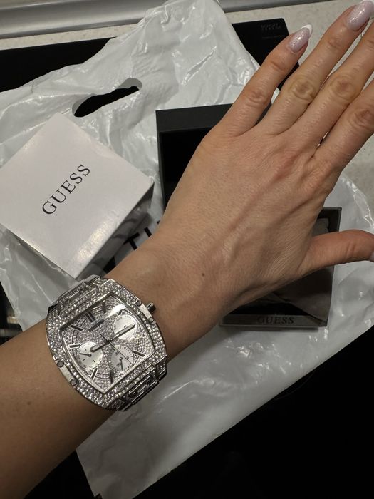 Продам часы брендовые Guess в камнях Swarovski