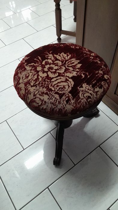 Banco de piano muito antigo