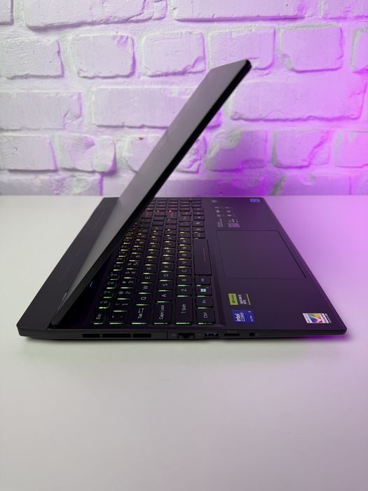 Predator 16S AI OLED QHD+ 240hz, Ultra 9 275HX, RTX 5070TI, 32GB/512GB SSD