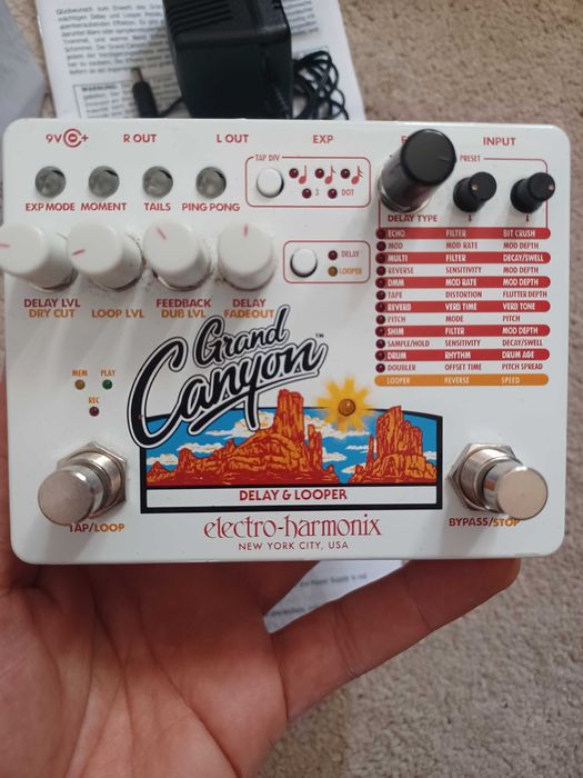 Pedal Delay/Looper Grand Cayon EHX  na caixa e com fonte alimentação