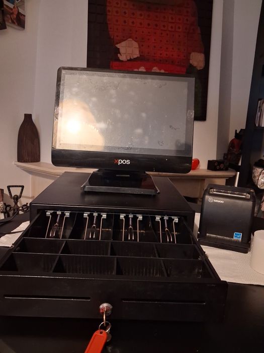 XPOS , com impressora térmica e tabuleiro para o dinheiro.