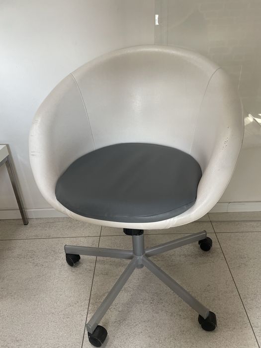 fotel Ikea z nowo obitym siedzeniem z materiału imitującego skórę