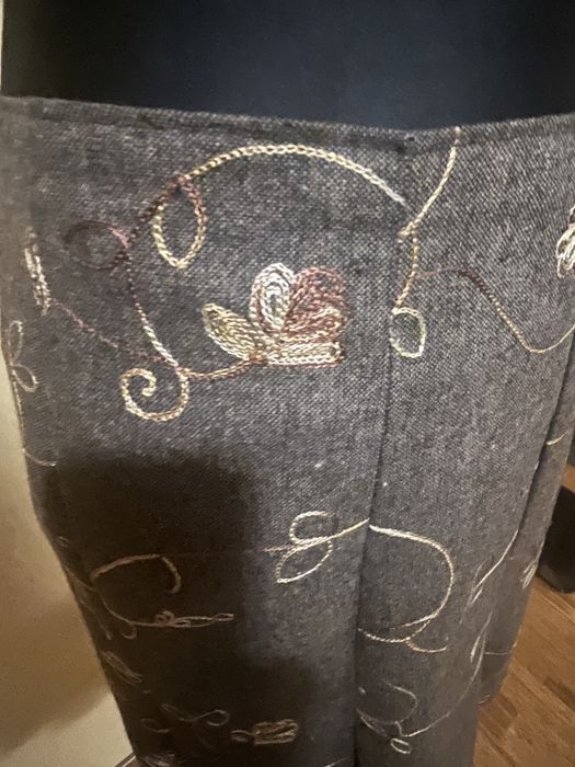 Pięknie układająca się spódnica z wyszywanym nadrukiem