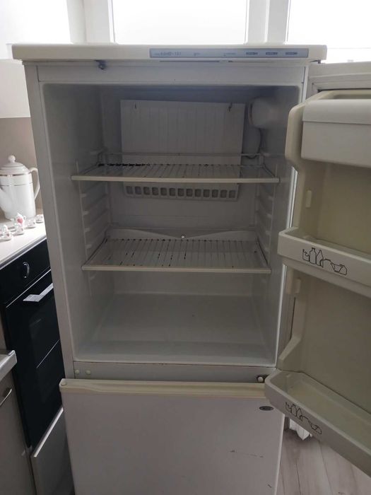 Холодильник з морозилкою