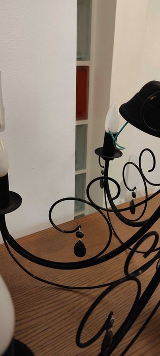 Candeeiro de metal, forrado a veludo preto, com pendentes de vidro negro e 5 lâmpadas. Medidas : Diâmetro 75cm x 50cm altura