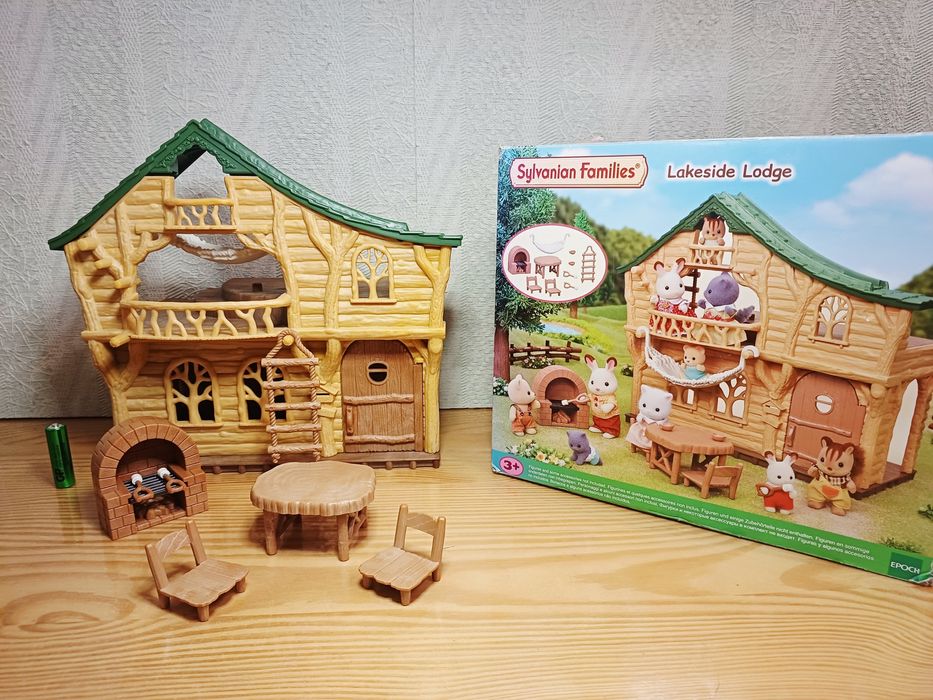 Sylvanian Families Epoch  Будинок на Озері Кролики фігурки