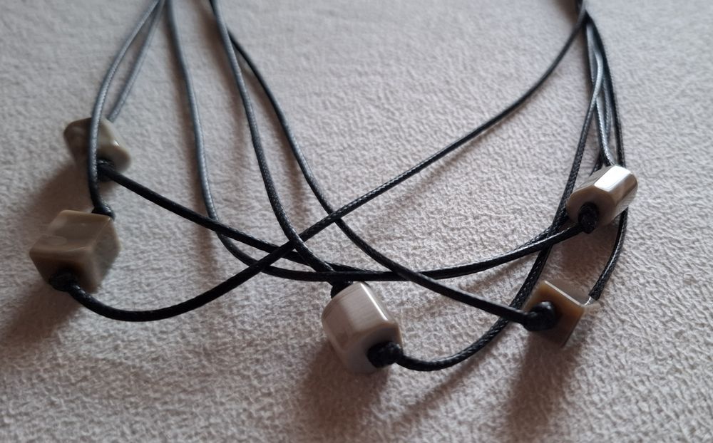 Naszyjnik na rzemykach z kamyczkami