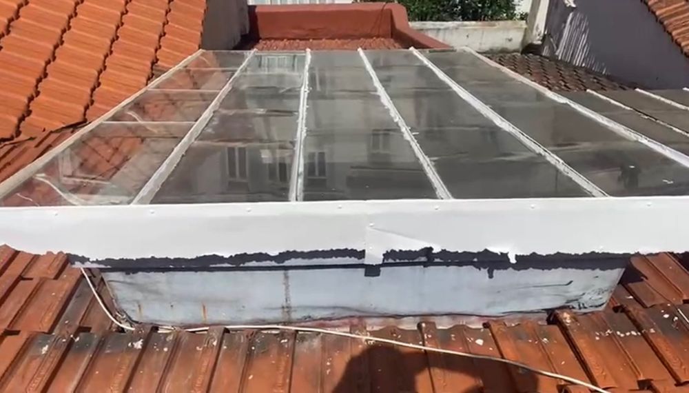 Serviços em telhados, calhas Reparação claraboia / Prumada.