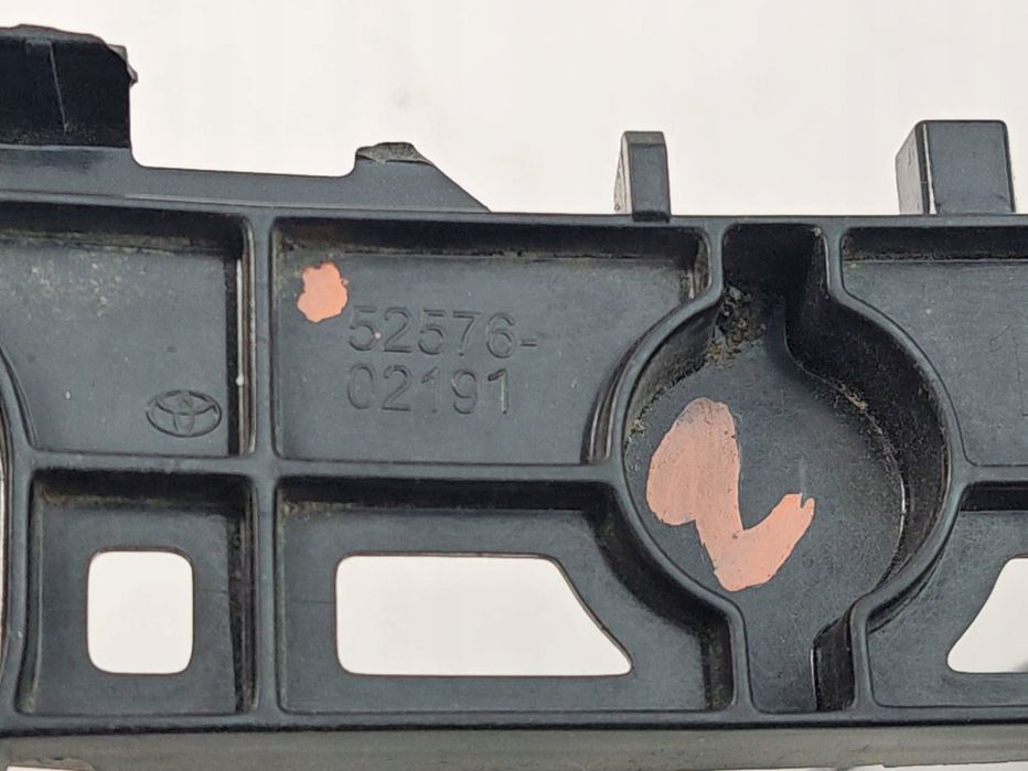 toyota corolla e210 ślizg zderzaka lewy tył 5257602191