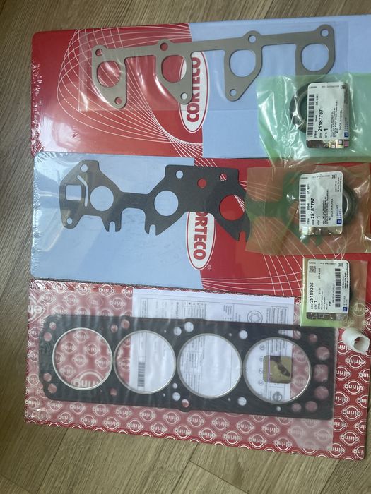 Продам запчасти( три покладки и три сальника+ втулка)