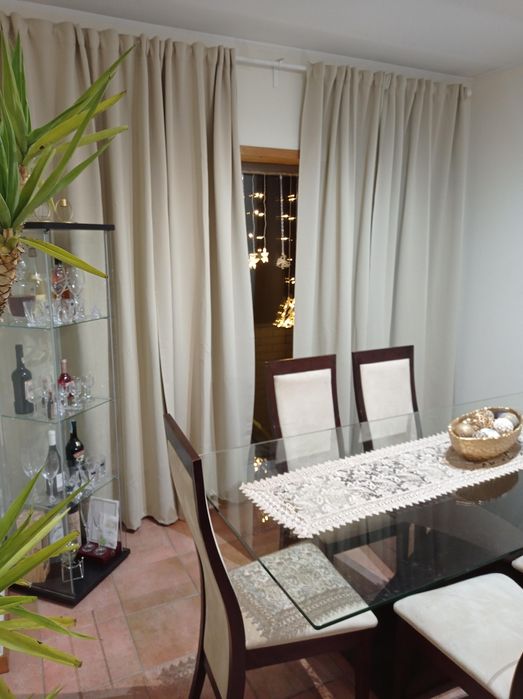 Mesa em vidro e pés em madeira