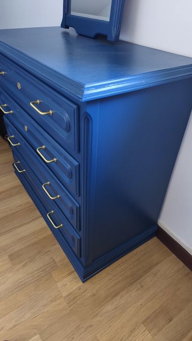 Cómoda azul petróleo