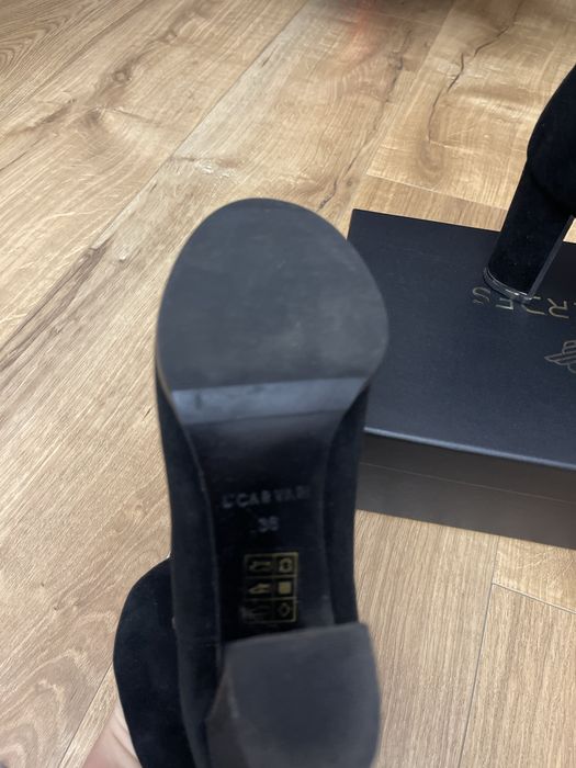 Замшеві ботінки на підборах