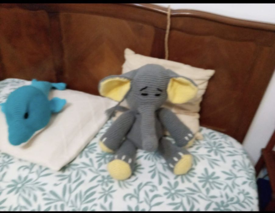 Cama antiga com duas mesinhas de cabeceira.