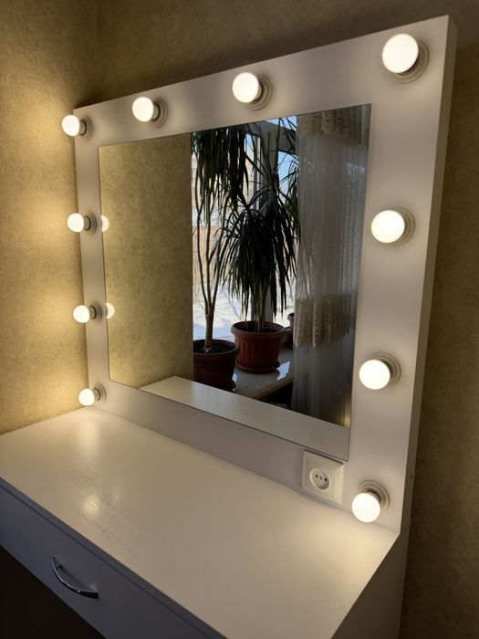 Гримерне дзеркало / Стіл для візажиста / бровиста з підсвіткою