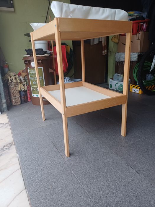 Armário muda fraldas com acessório