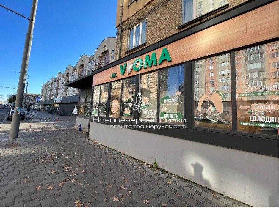 Продаж фасадного комерційного приміщення вул. Борщагівська, 189/1 - поруч популярні стокові магазини Nike Adidas Under Armour Puma Marathon.