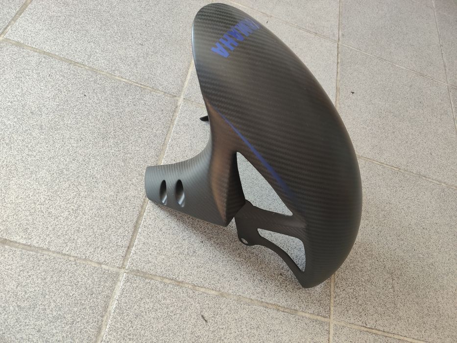 Guarda lamas frontal R1  em carbono