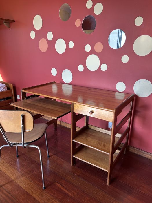 Escrivaninha / Secretária de madeira em ótimo estado