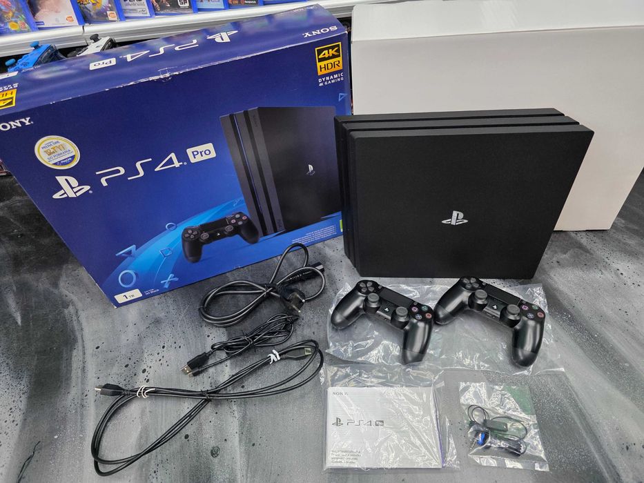 STAN KOLEKCJONERSKI Konsola PS4 Playstation 4 PRO 1TB fabryczny zestaw