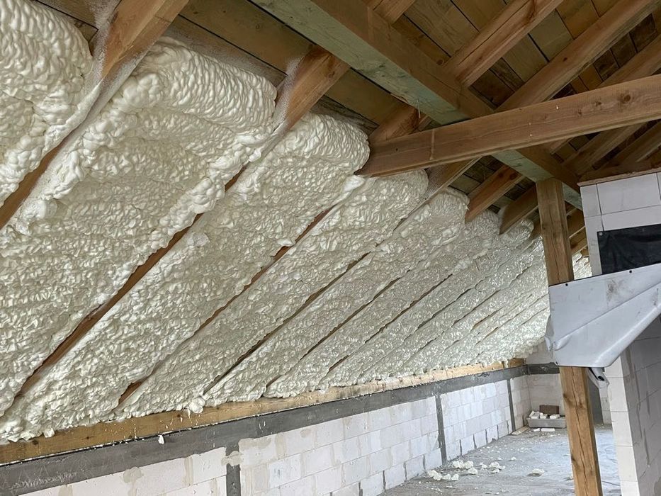 Ocieplenie poddasza pianą, icynene, ocieplanie poddaszy, natrysk