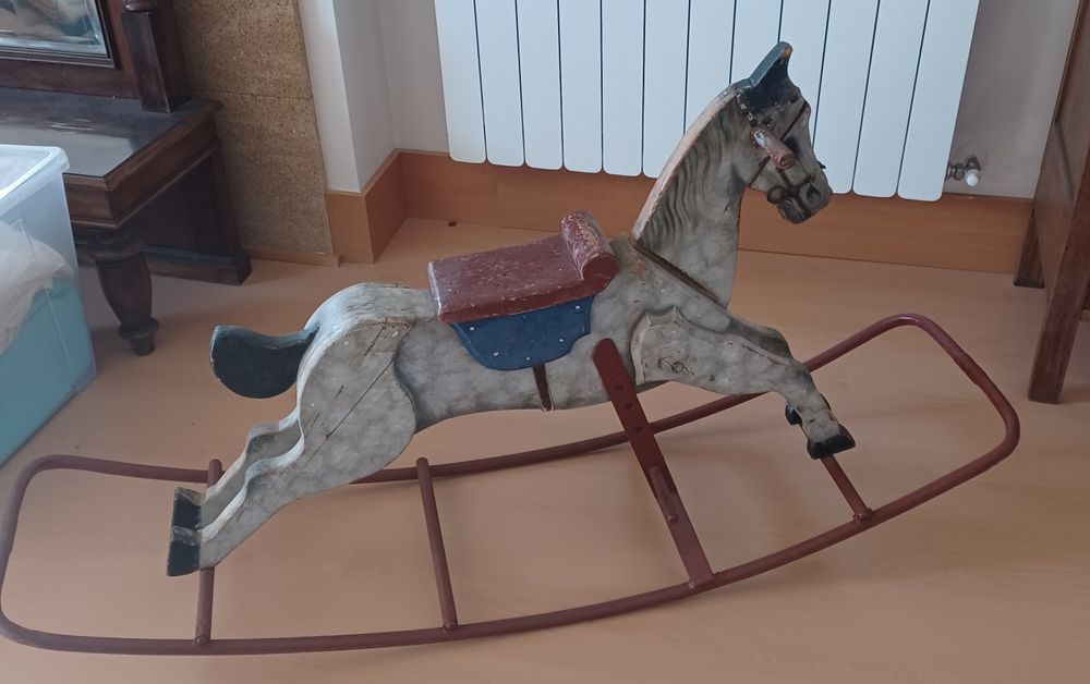 Cavalo de balanço antigo à venda