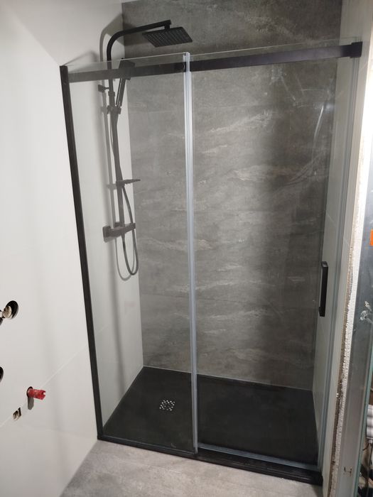 łazienki. kafelki. korytarze. schody. przedpokoje.