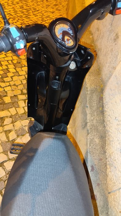 Scooter elétrica com pedais