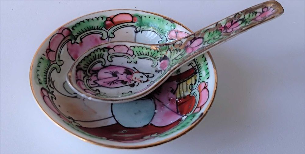 Pequena taça e colher em faiança, fabricadas no  território de Macau