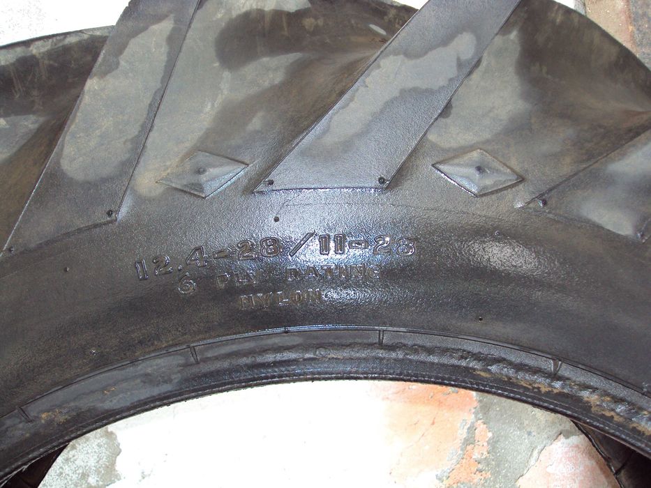 Pneu "Good year" novo, medida 12.4x28 / 11x28
