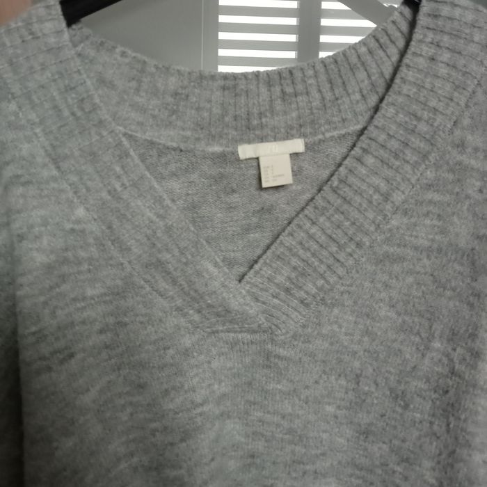 Sweter damski z dekoltem V H&M S